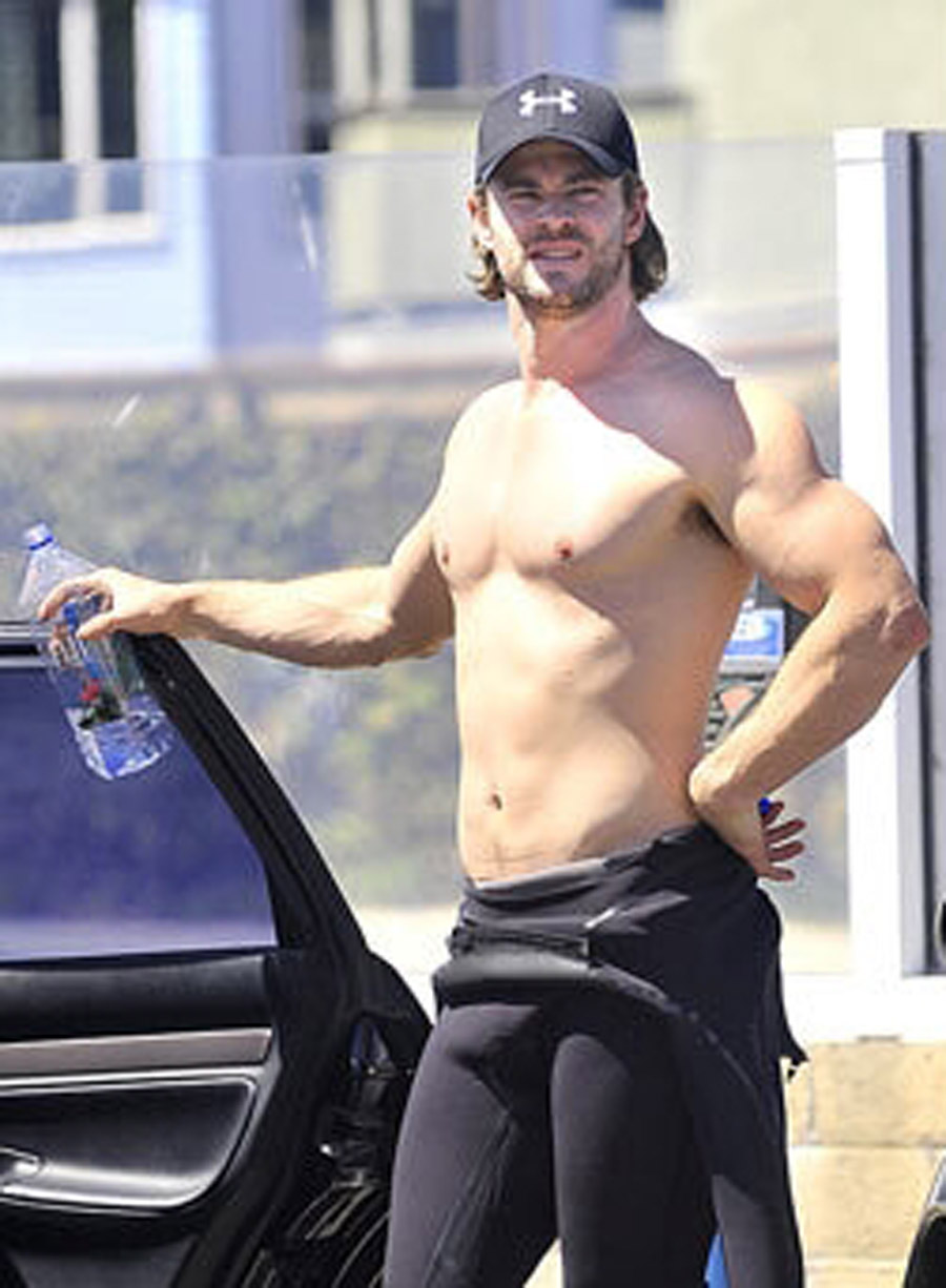 Chris Hemsworth Totally Exposed Posing Pics Naked Male Celebrities