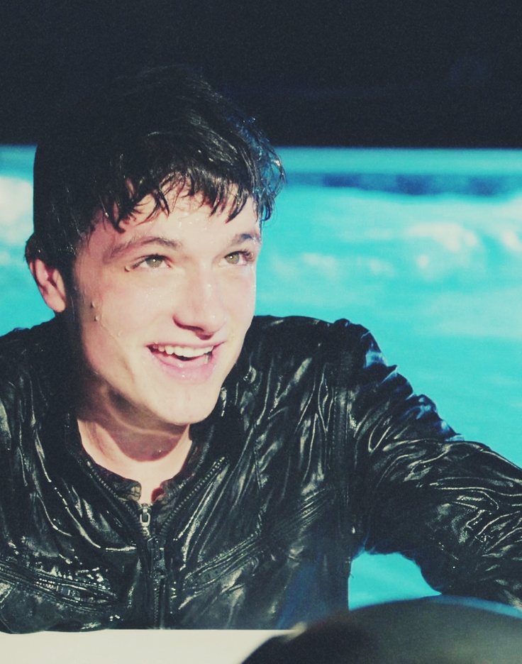 Josh Hutcherson Wet In The Pool Scans Naked Male Celebrities My XXX