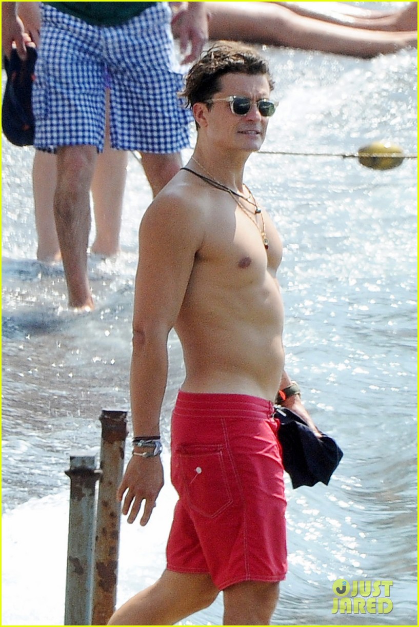 Orlando Bloom exposes his muscle body - Naked Male celebrities
