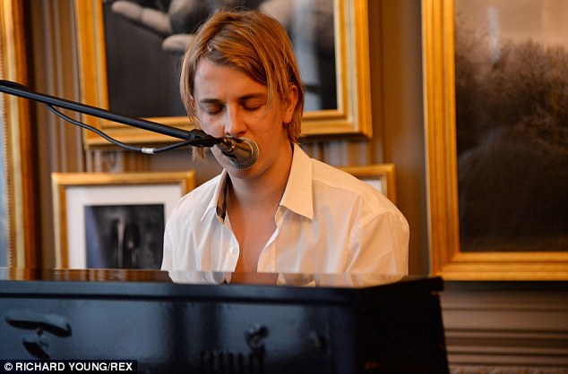 Tom Odell Shirtless And Tempting Poses Pix Naked Male Celebrities