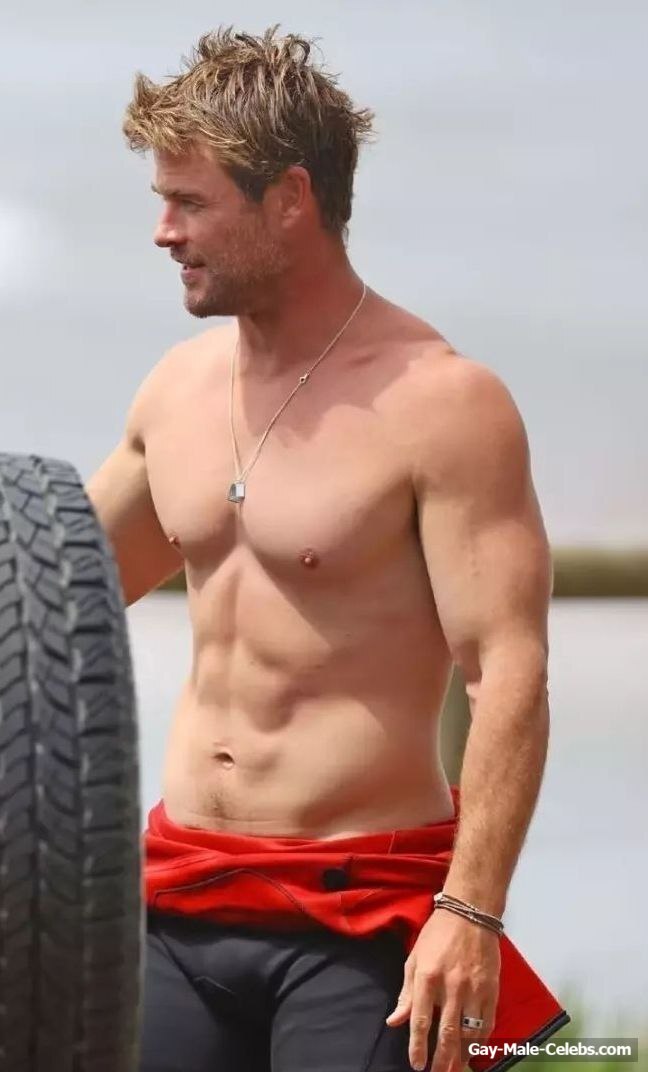 Chris Hemsworth nude torso