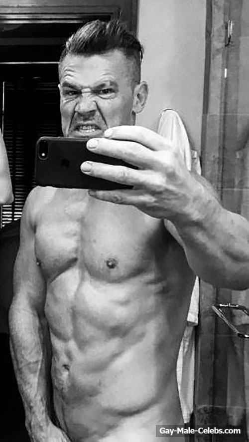 Josh Brolin nude selfie