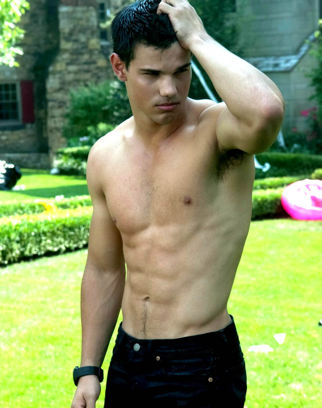 Taylor Lautner Sweaty and Shirtless – Naked Male celebrities