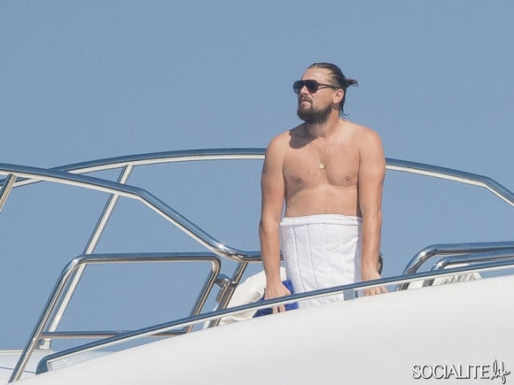 Leonardo Dicaprio Sunbathes Shirtless Outdoors Naked Male Celebrities