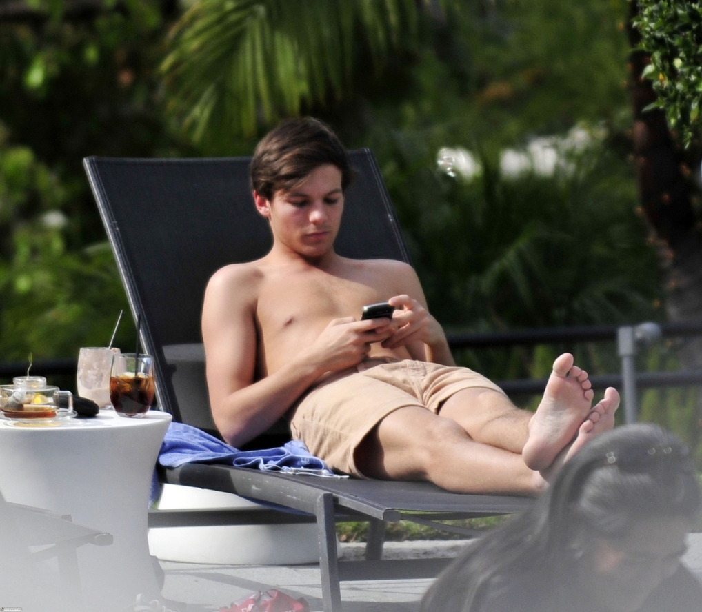 Louis Tomlinson Exposes His Muscle Body Naked Male Celebrities