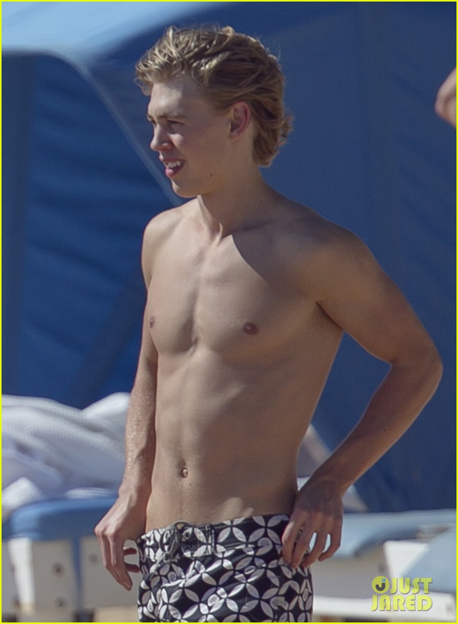 Austin Butler exposes his muscle body – Naked Male celebrities