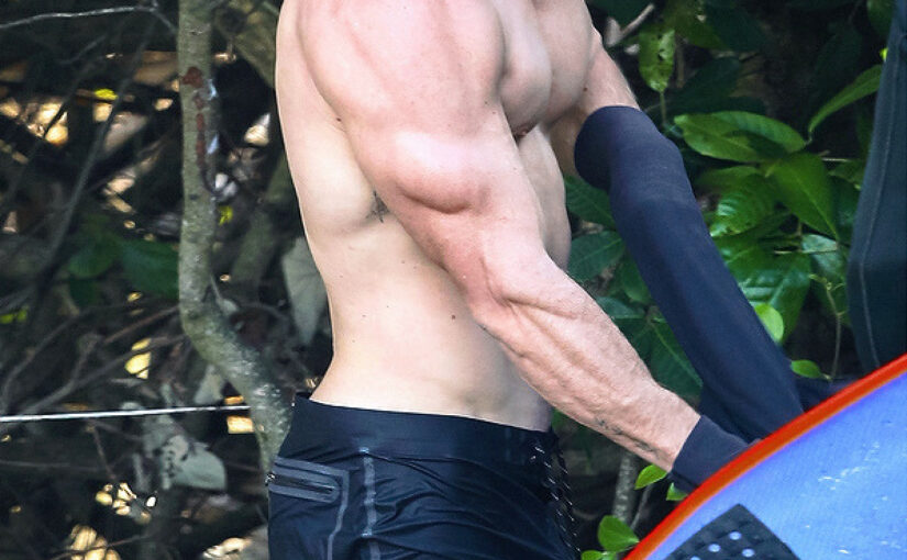 Chris Hemsworth Shirtless And Viewing His Muscle