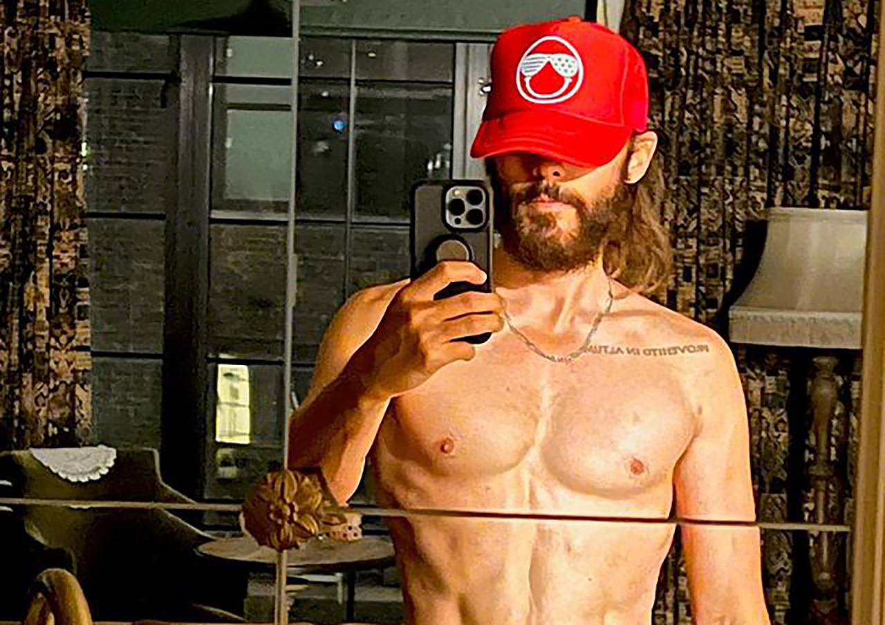 Jared Leto flaunts his nude incredible chest and great abs