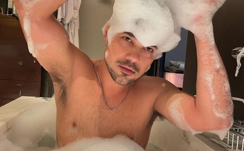 Taylor Lautner Naked Bath Photos