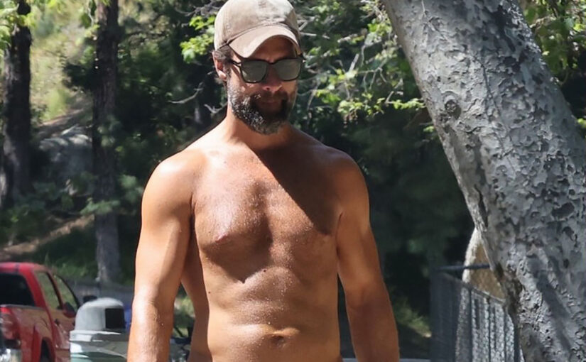 Chris Diamantopoulos flaunts bare torso again