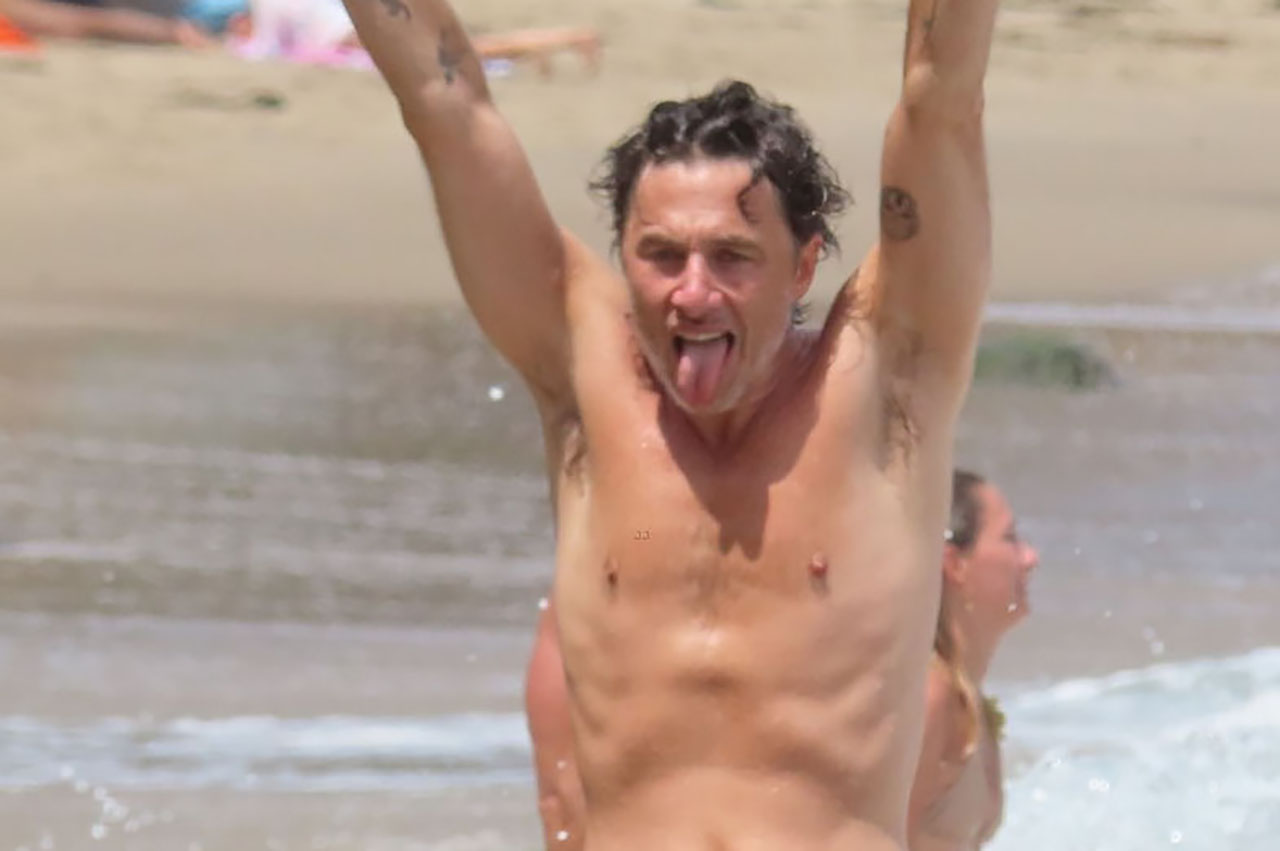 Zach Braff shows off his naked torso