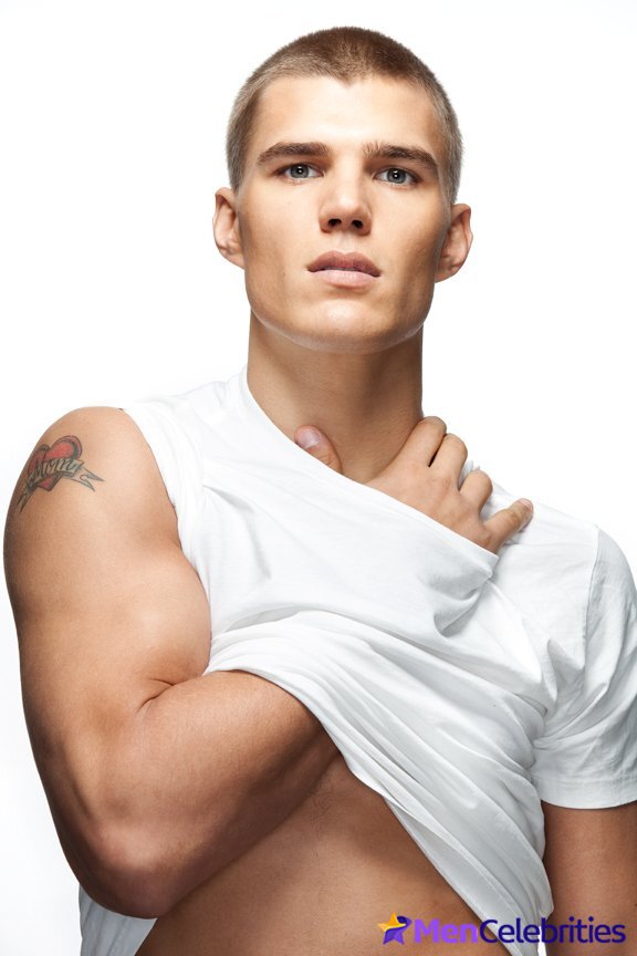 Chris Zylka naked photos