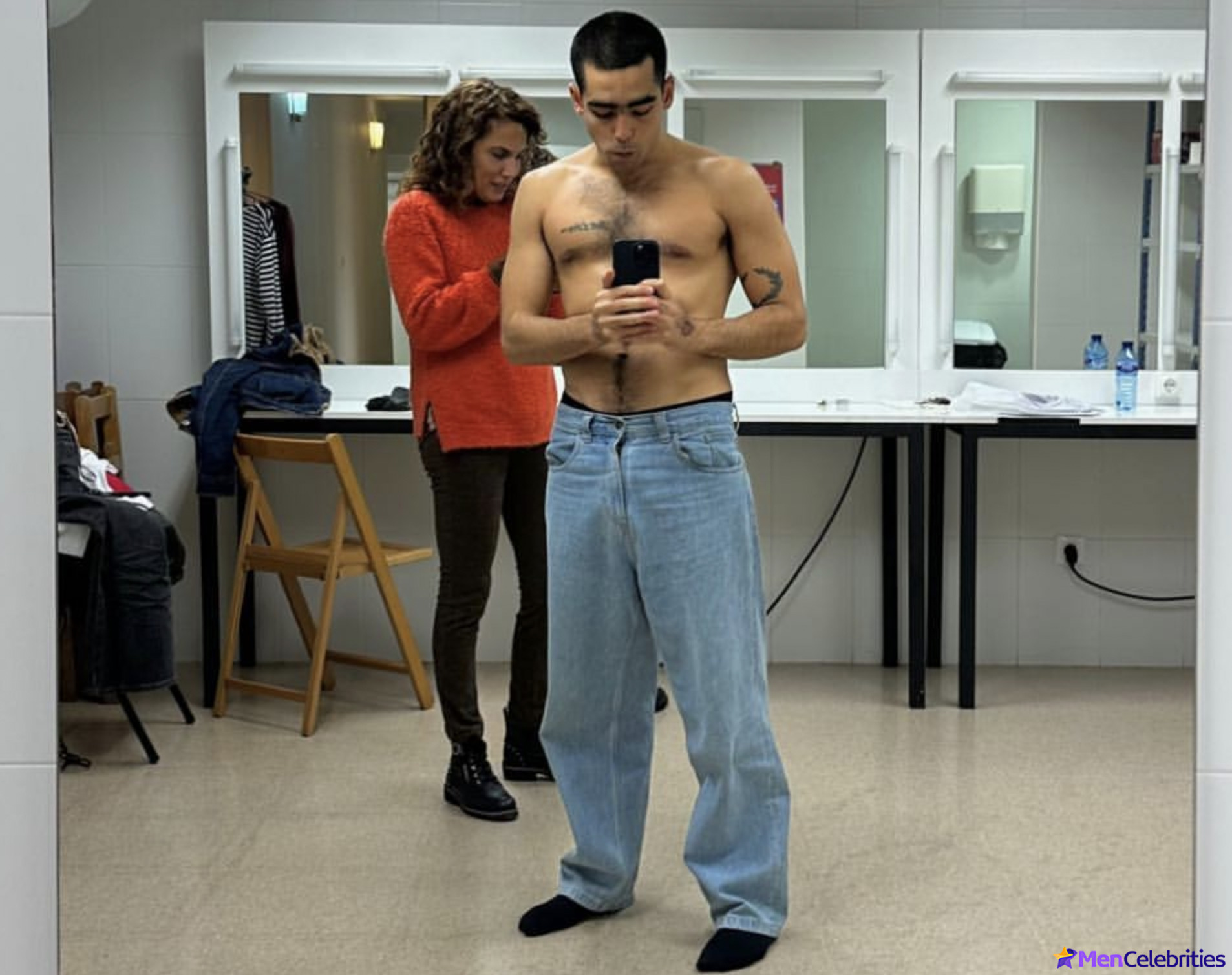 Omar Ayuso shirtless selfie