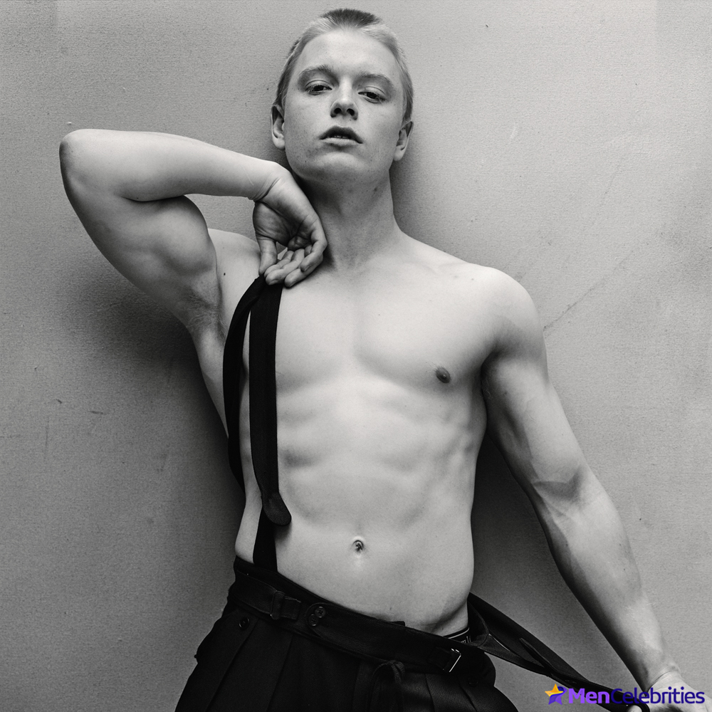 Freddie Fox shirtless photos