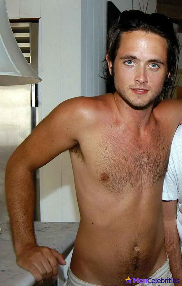 Justin Chatwin shirtless