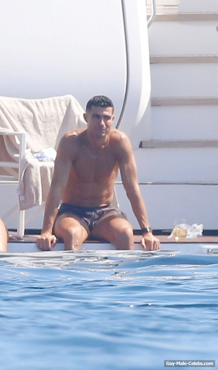 Cristiano Ronaldo shirtless