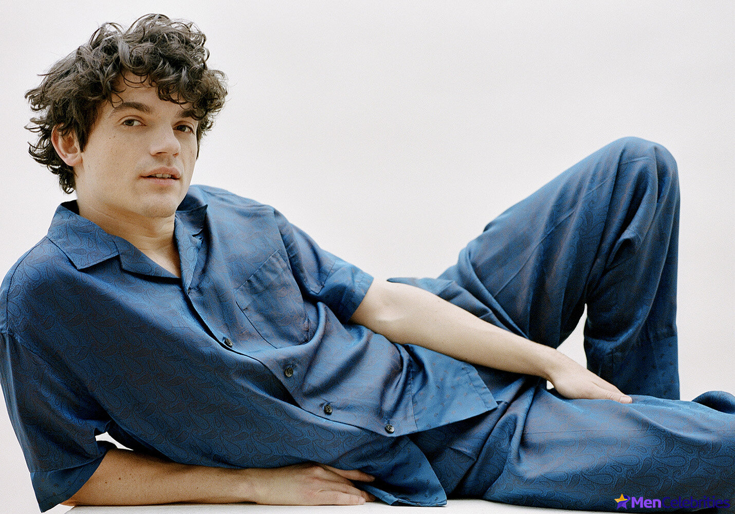 Edward Bluemel sexy