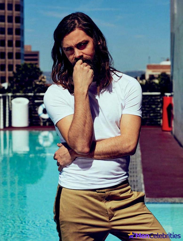 Tom Payne bulge