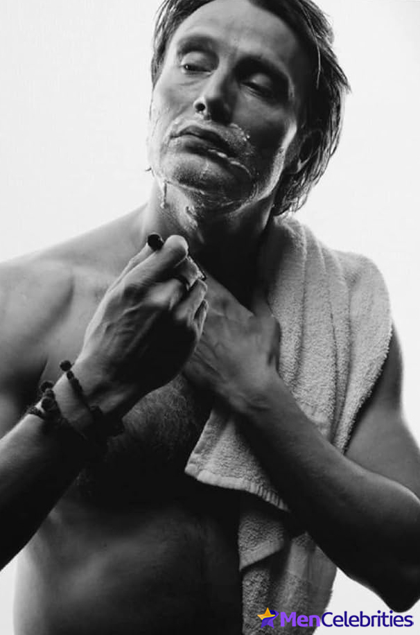 Mads Mikkelsen naked