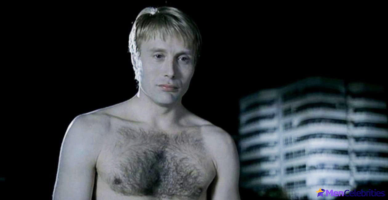 Mads Mikkelsen shirtless