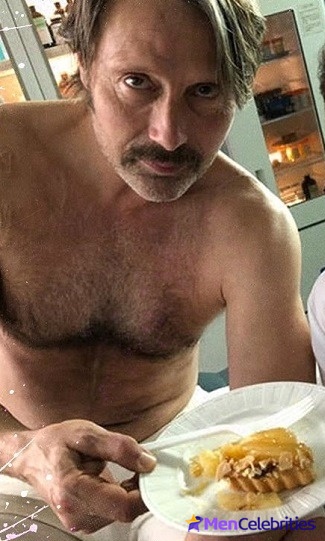 Mads Mikkelsen nude selfie