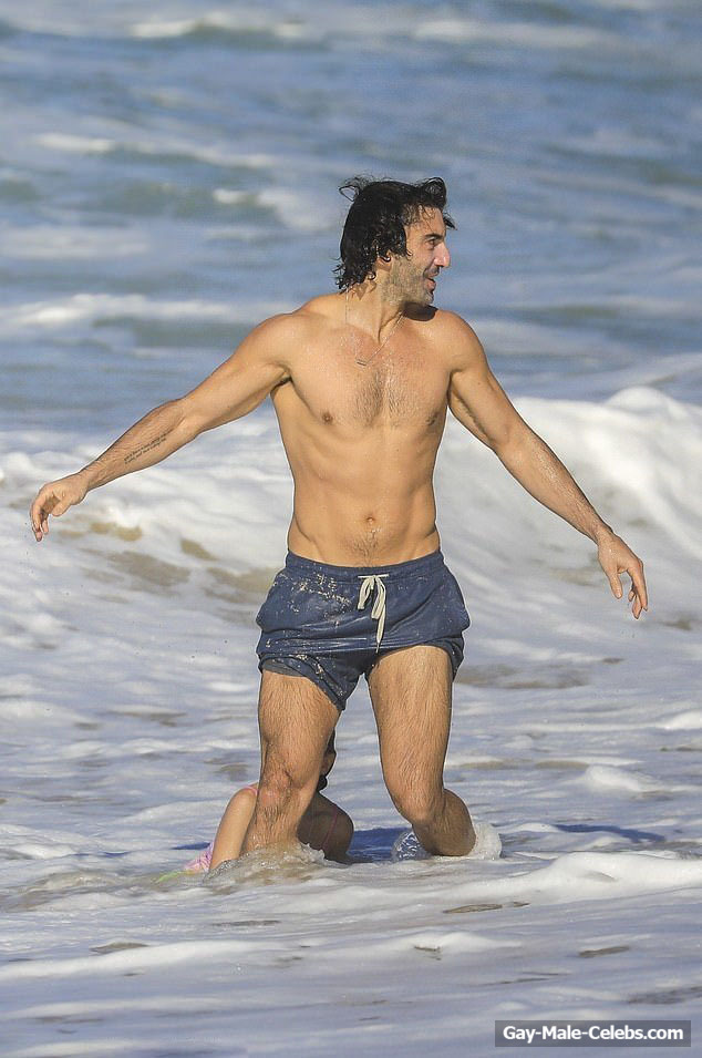 Justin Baldoni penis bulge