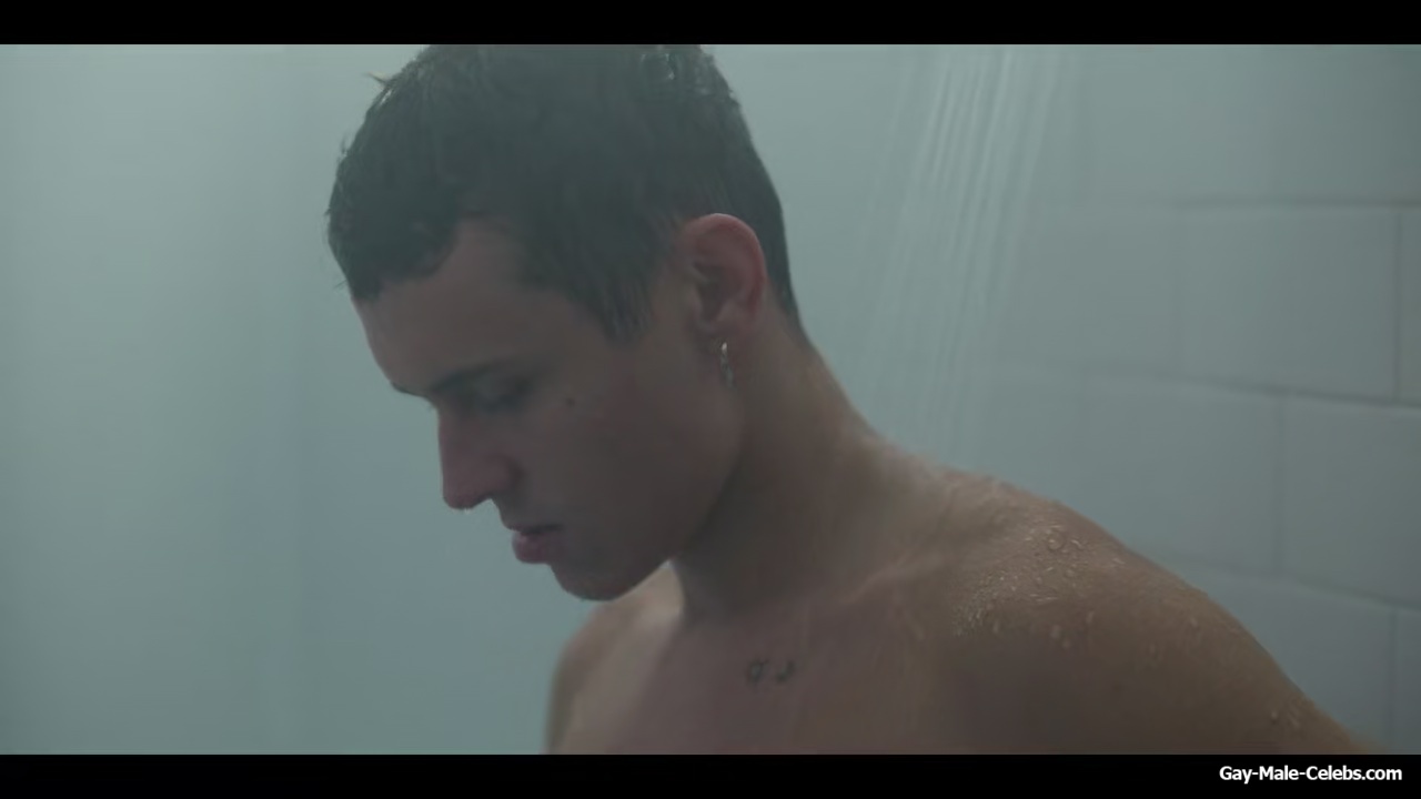 Aron Piper in shower