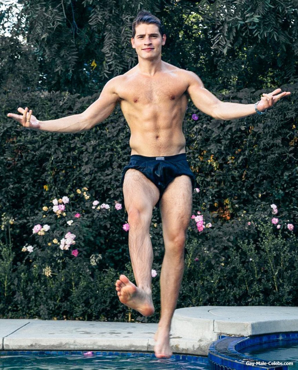 Gregg Sulkin cock bulge