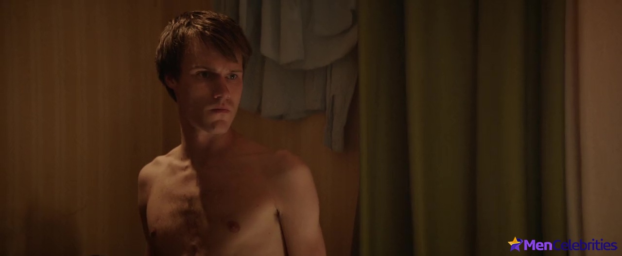 Hugh Skinner jerk off