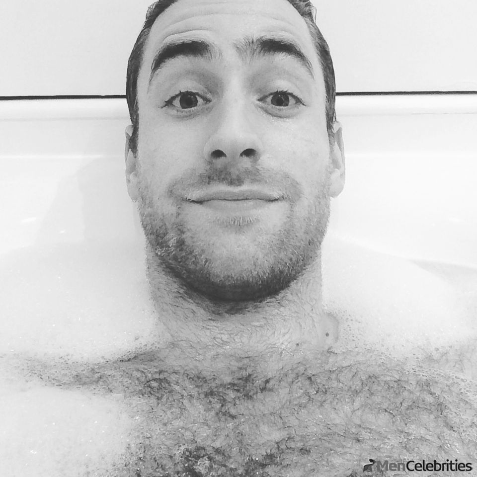 Oliver Jackson-Cohen nude selfie