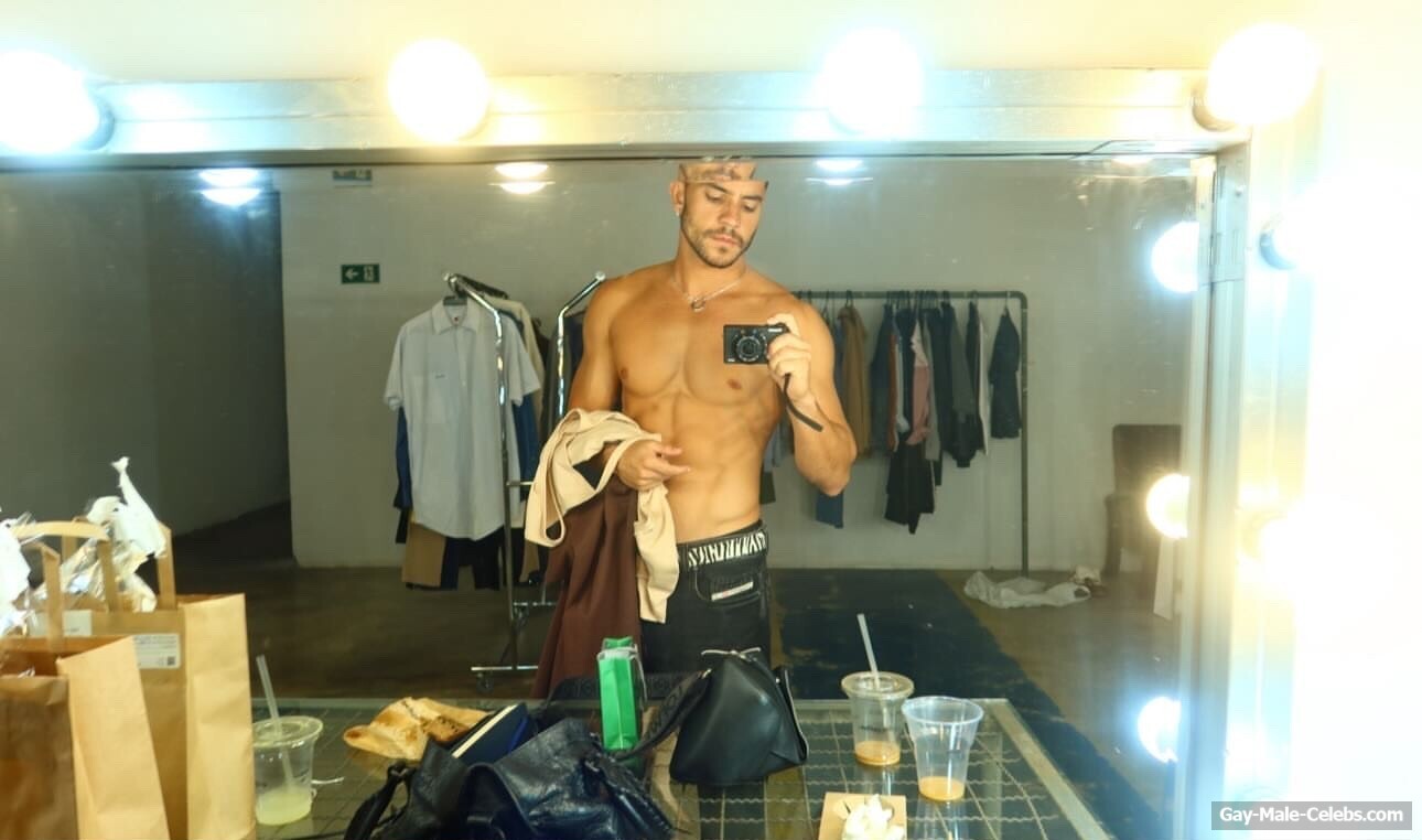 Andre Lamoglia shirtless selfie