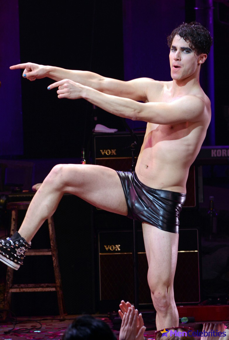 Darren Criss striptease