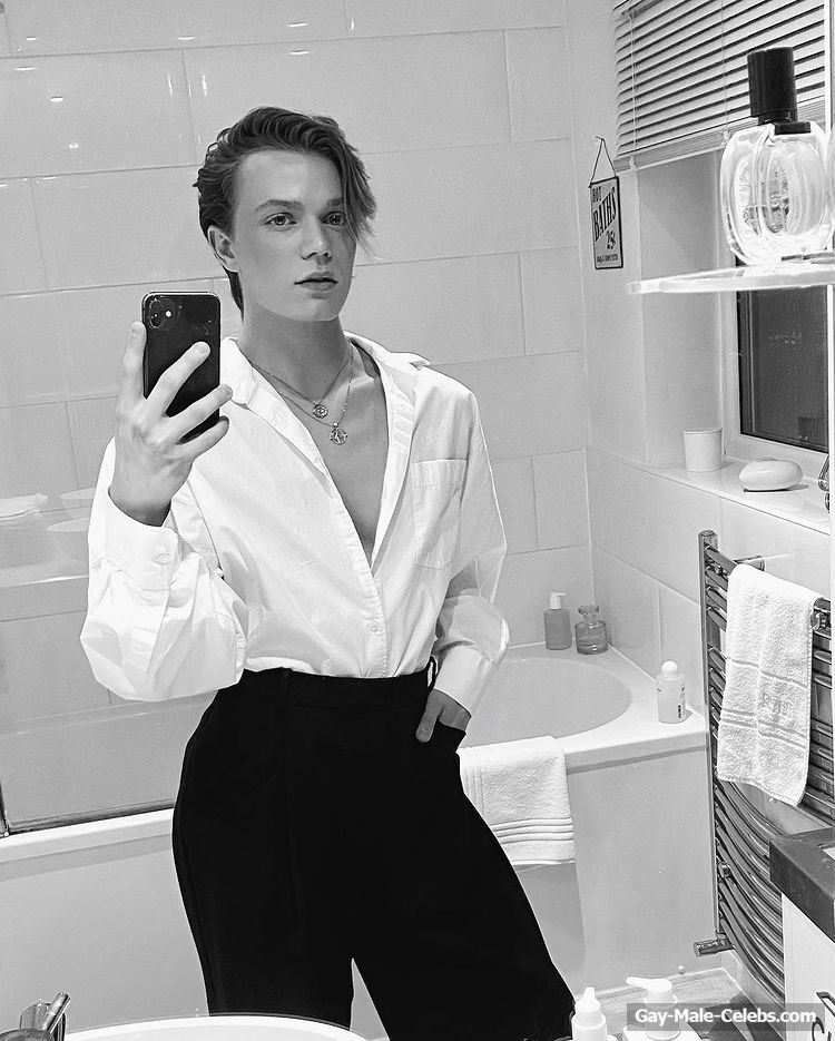 Ronan Parke sexy selfie