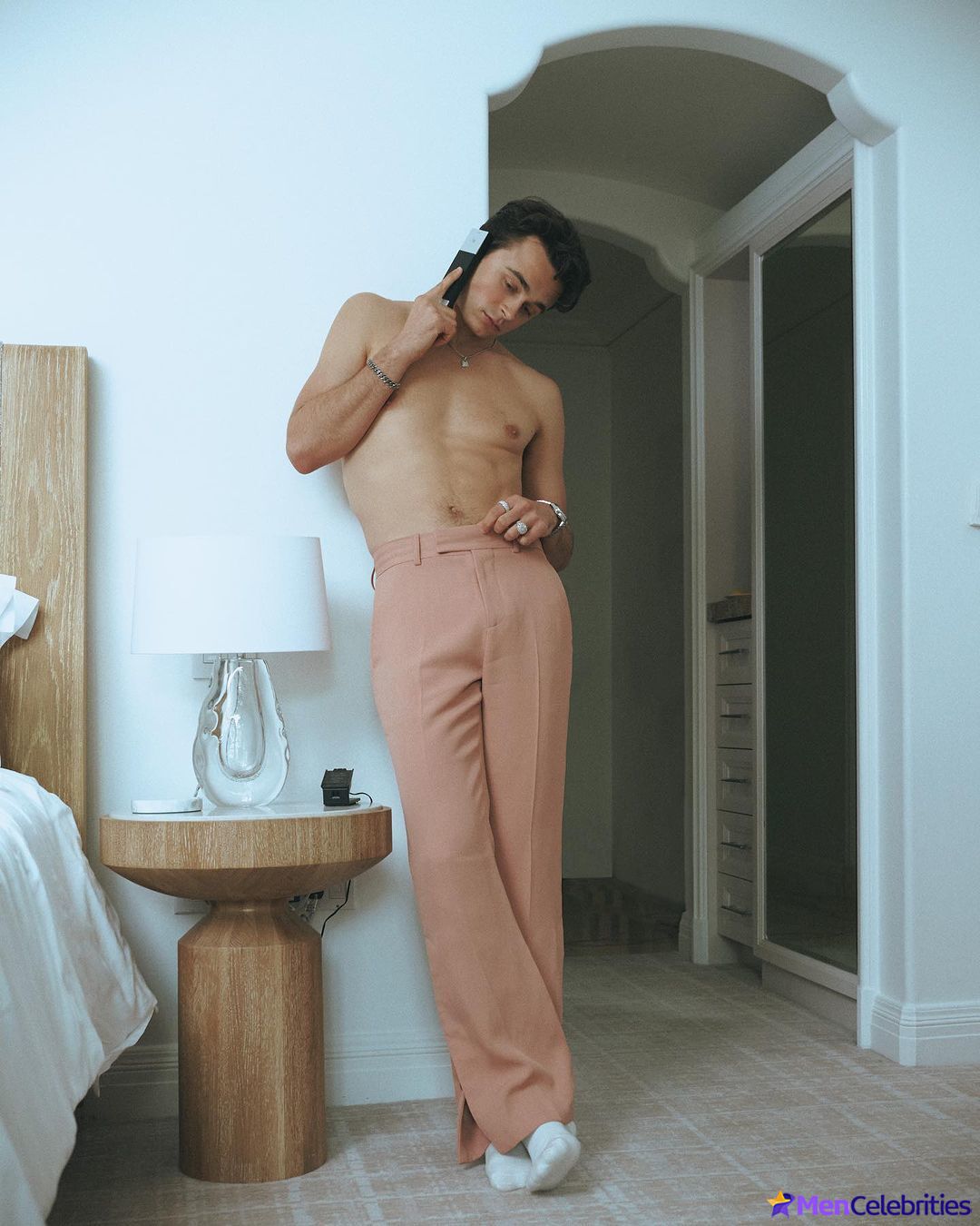 Ben Ahlers striptease