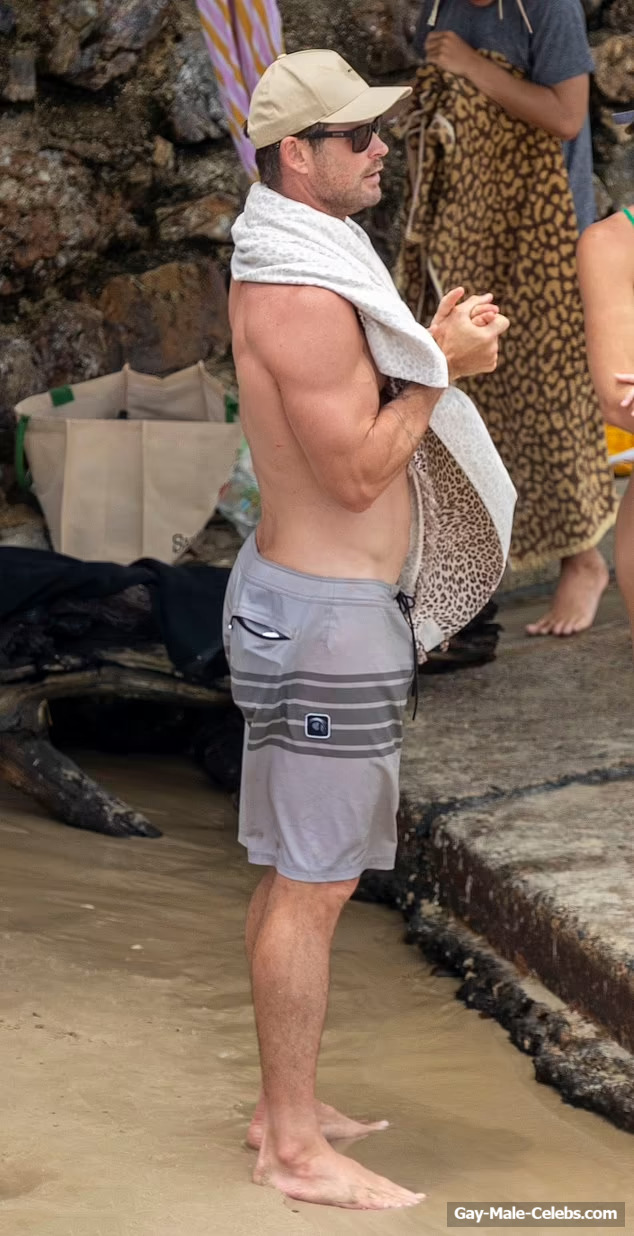Chris Hemsworth shirtless