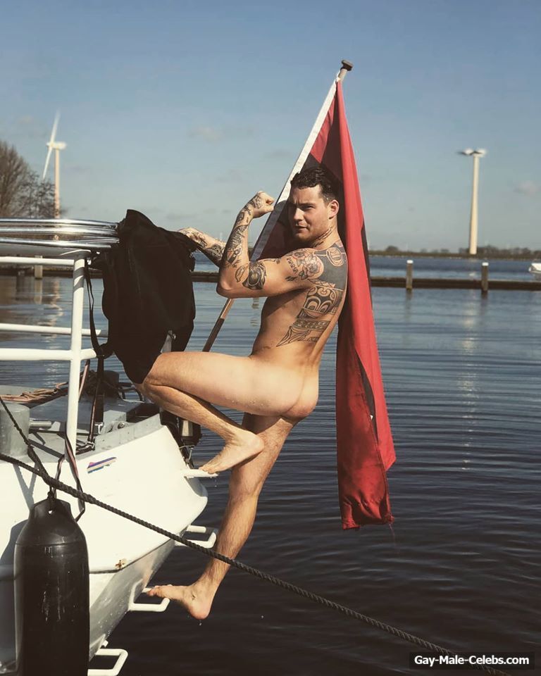 Bob Douwe nude public