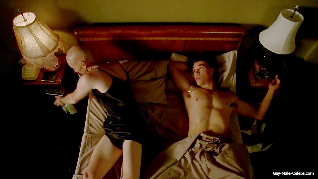 Finn Wittrock nudity