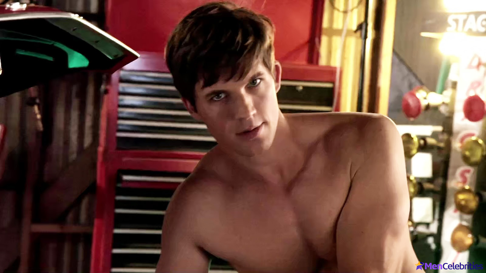 Matt Lanter gats naked