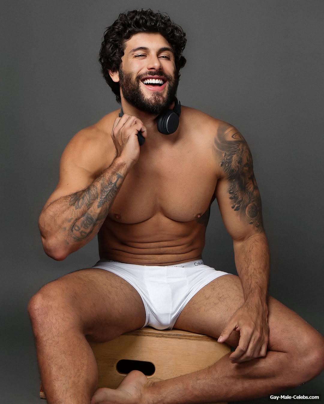 Jesus Luz cock bulge