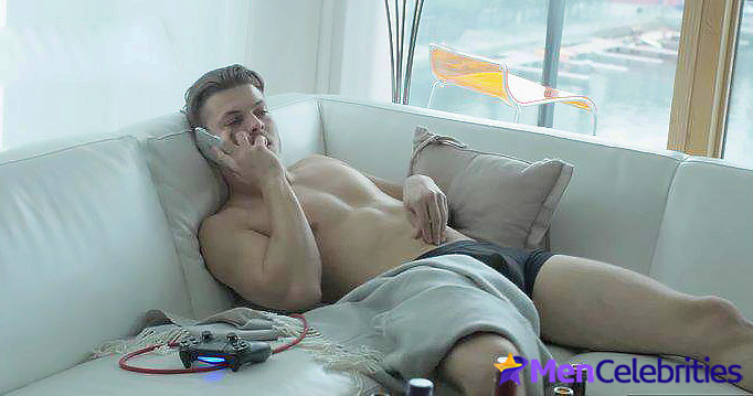 Alex Hogh Andersen cock bulge