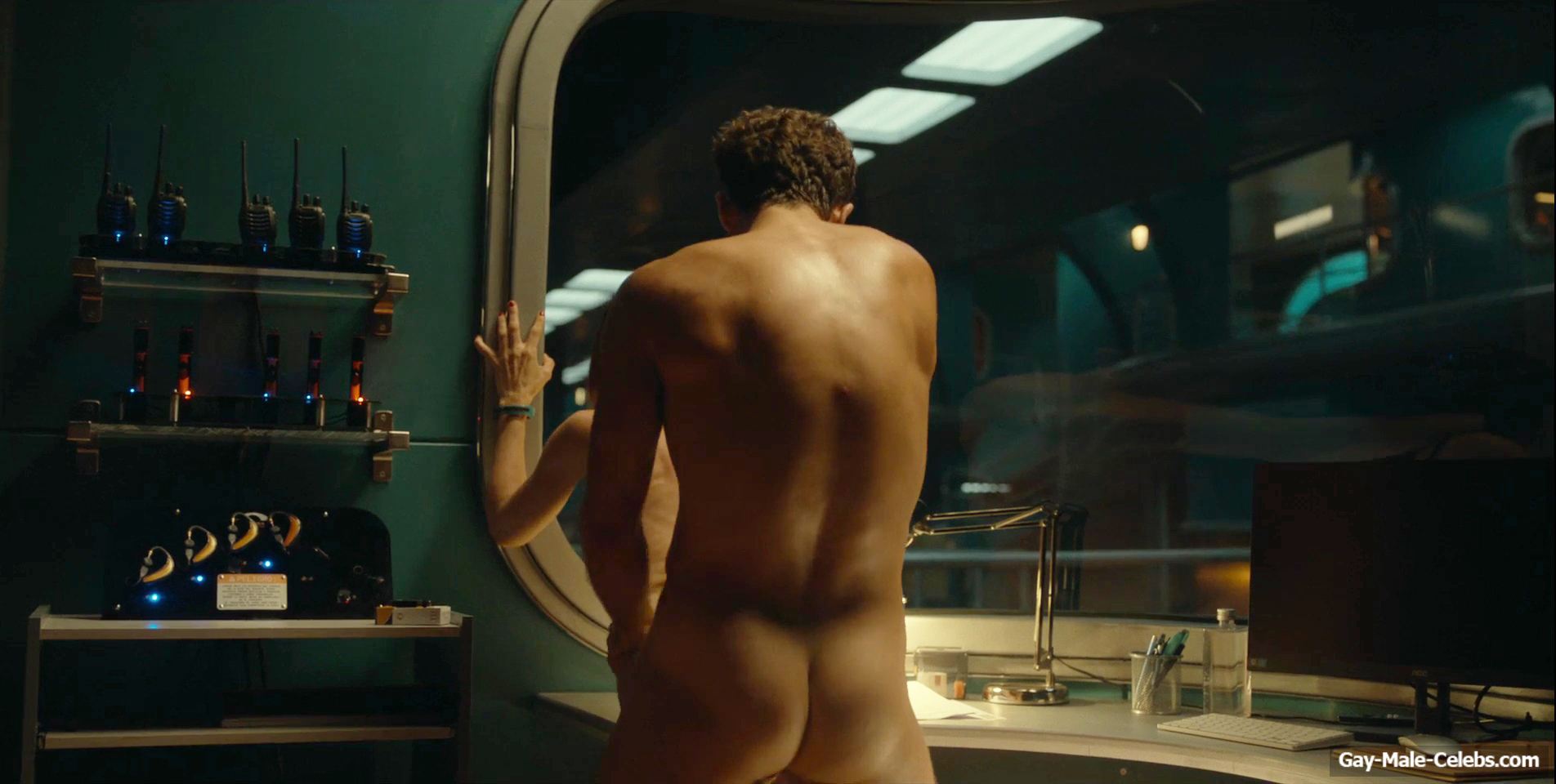 Jason Fernandez bare bum
