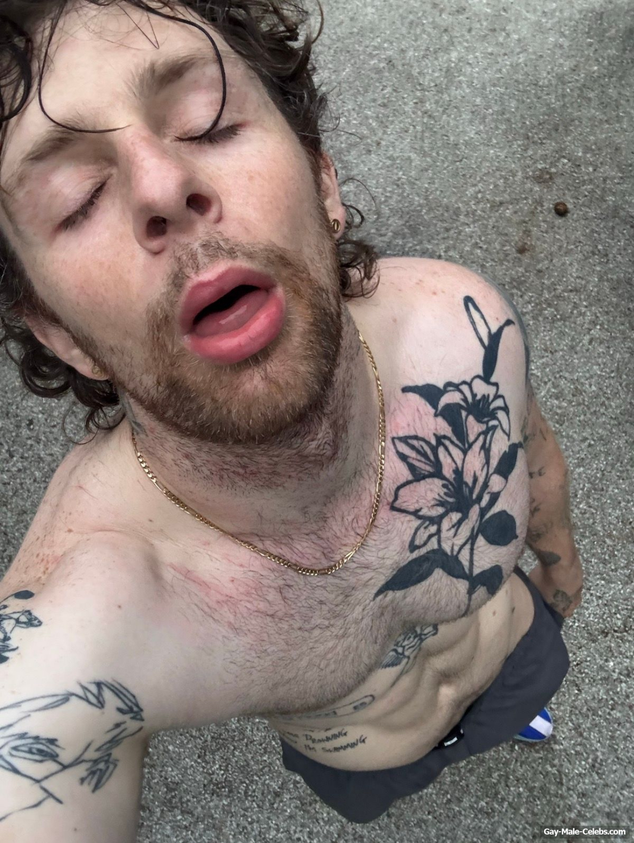 Tom Grennan shirtless selfie