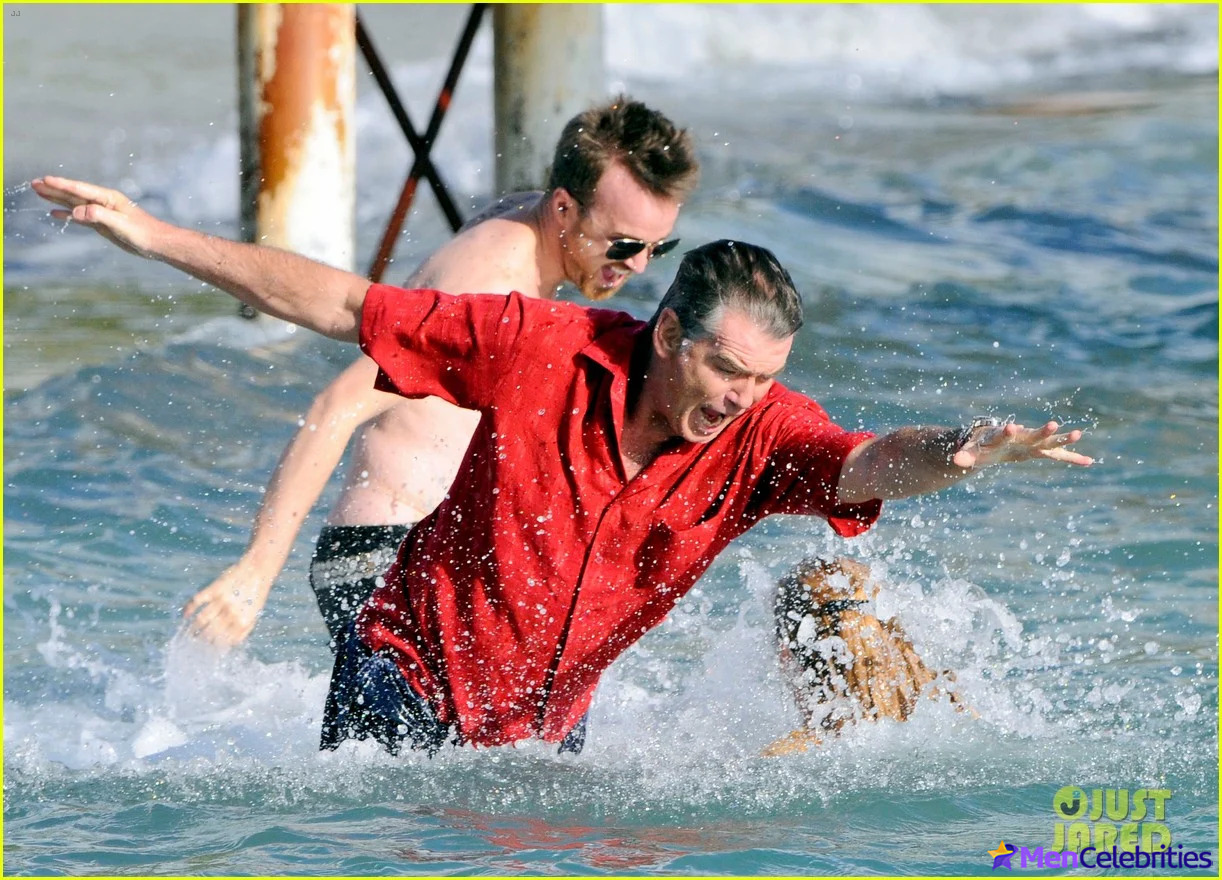 Aaron Paul shirtless pics