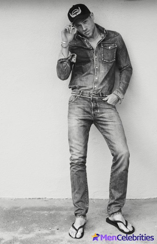 Charlie Hunnam bulge pics