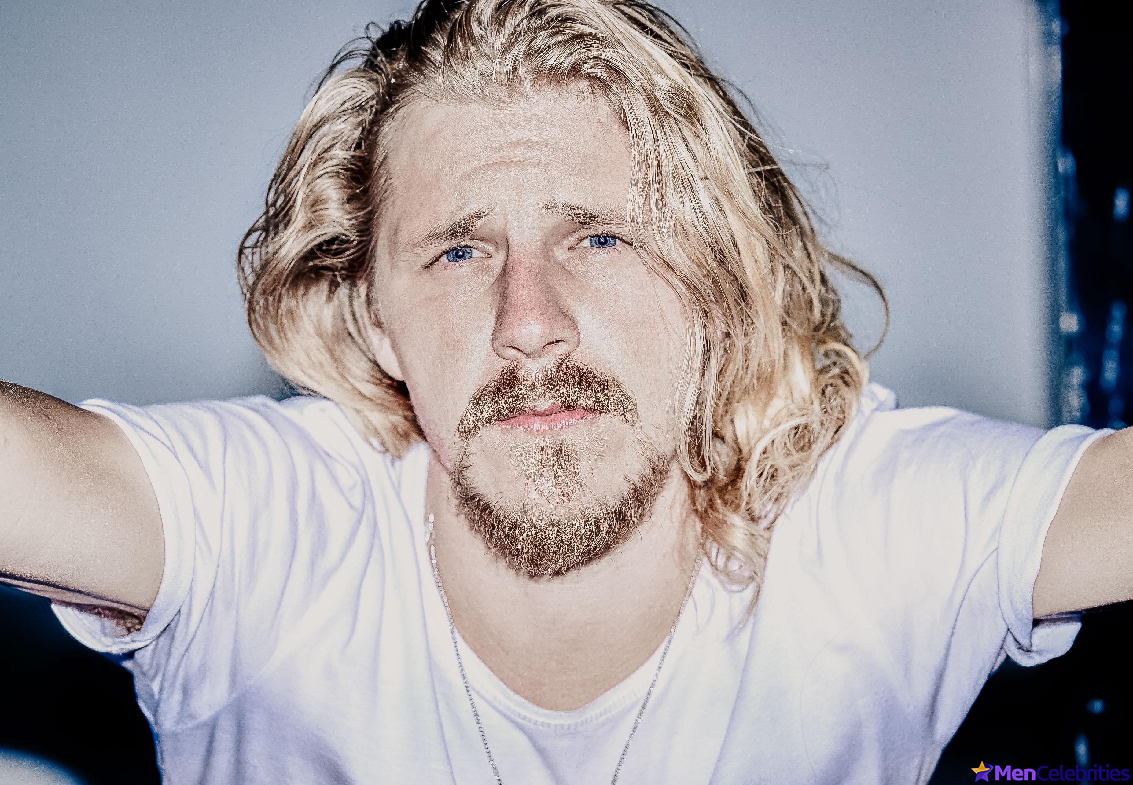 Daniel Webber shirtless shots