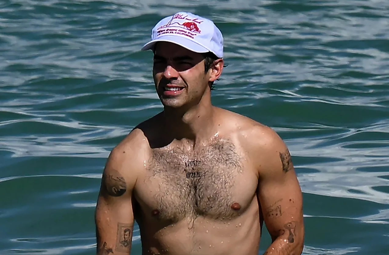 Joe Jonas Shirtless And Still Hot On The Beach