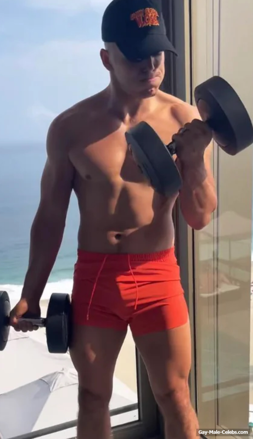 Sammy Guevara dick bulge