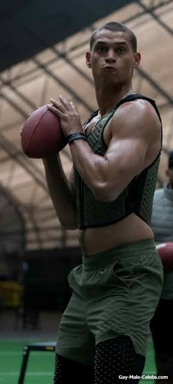 Tyriq Withers shirtless and bulge pics