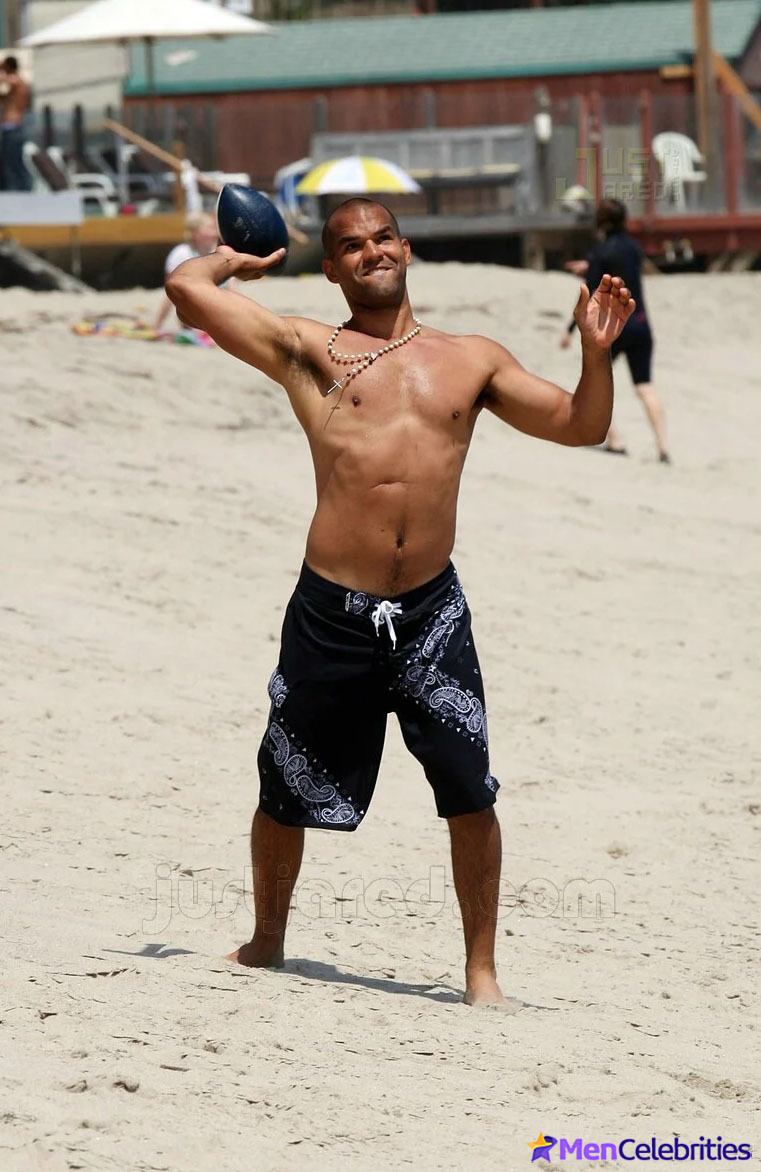 Amaury Nolasco naked toso