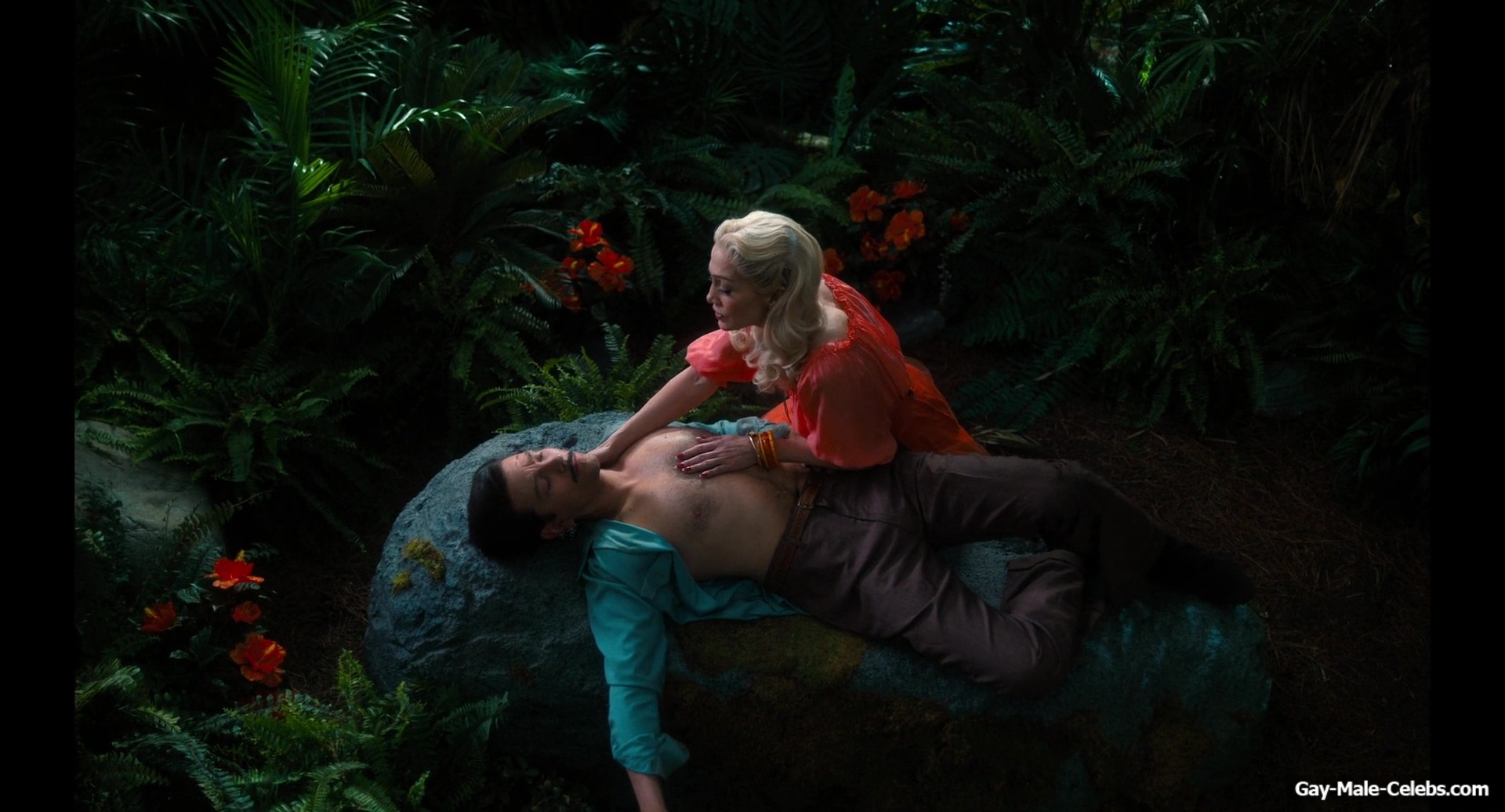 Diego Luna gay sex in Kiss Of The Spider Woman